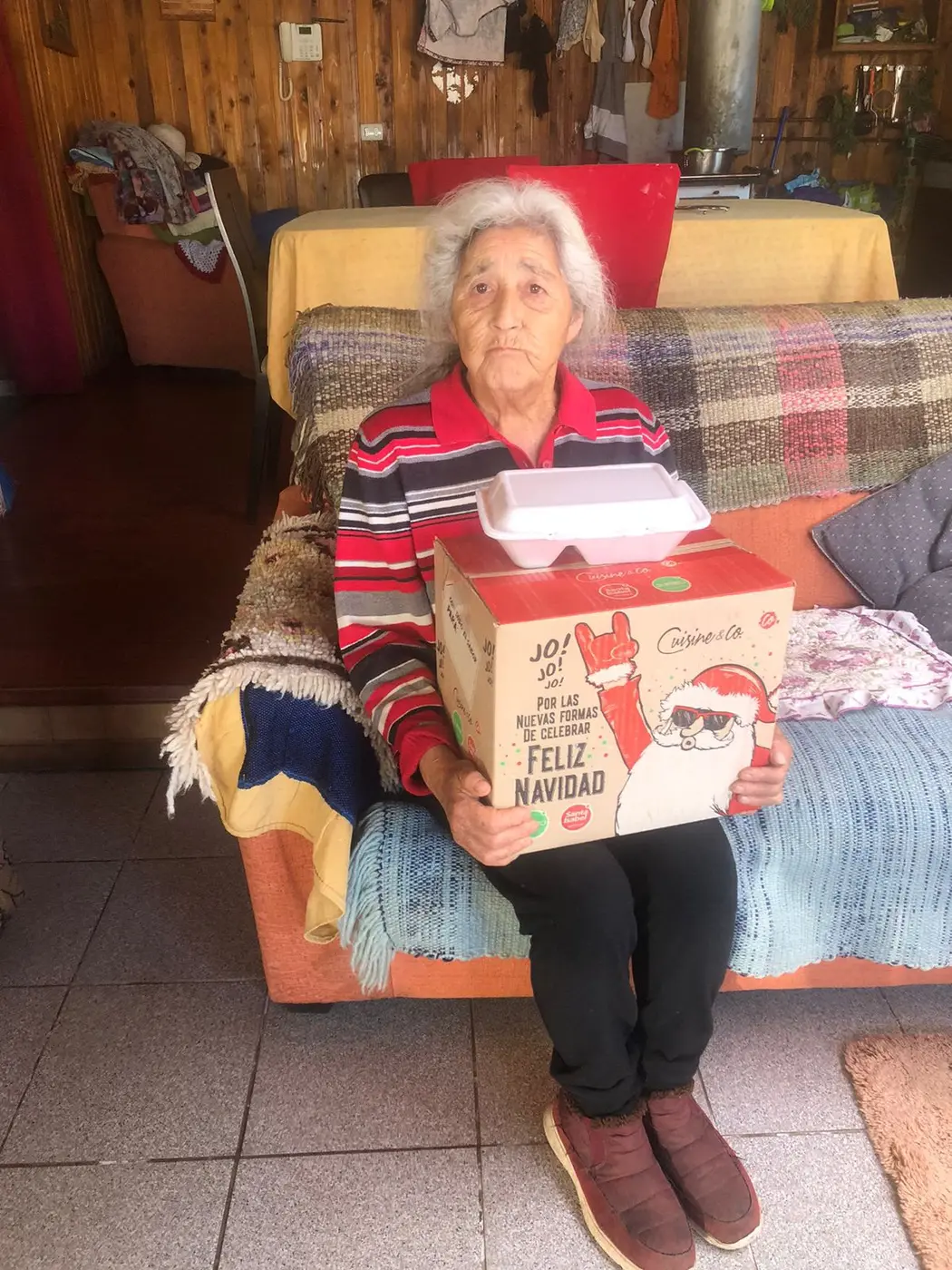 Adulta mayor recibiendo una caja navideña