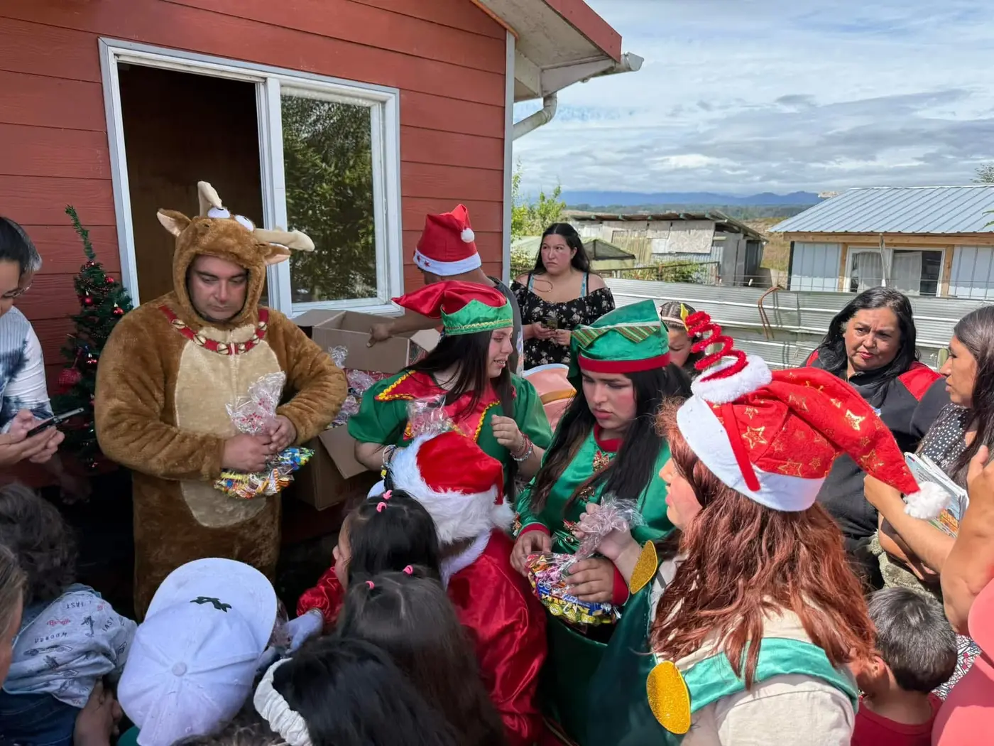 Voluntarios compartiendo una celebración navideña con niños y familias