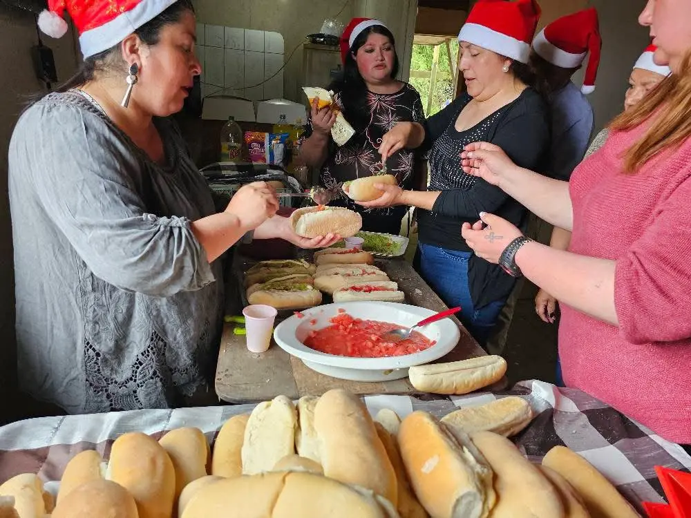 Voluntarias preparando alimentos para una cena comunitaria