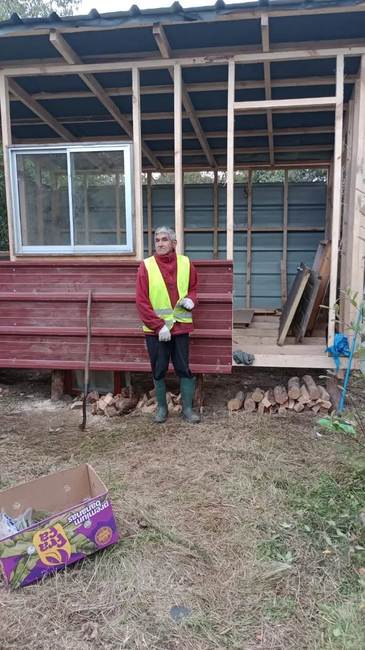 Trabajo solidario en la reparación de una vivienda